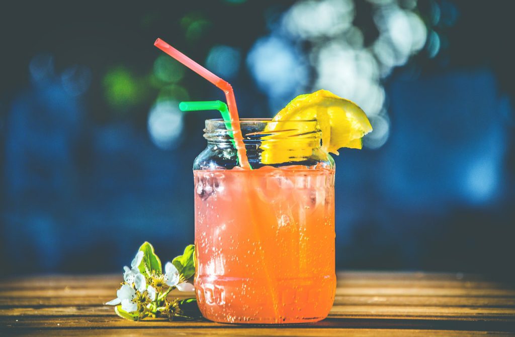 Najlepsze drinki z wódką – TOP 10 drinków, które podbijają świat